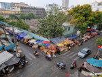 Một góc chợ Phùng Hưng rực rỡ, nhộn nhịp trong một chiều chợt cơn mưa của ngày 25 Tết