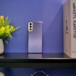 Còn đây là Galaxy S21 với mặt lưng màu tím và cụm camera màu vàng hồng khá nổi bật