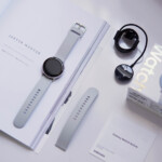 Toàn bộ bên trọng hộp của Galaxy Watch Active: đồng hồ, củ sạc nam châm, sách HDSD, dây size L