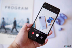 Bản 4G nổi bật nhất với Camera chính trang bị khả năng chống rung quang học OIS