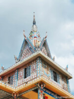 Những mái chùa vô cùng tinh xảo và độc đáo với những mảnh sành sứ từ các loại chén, dĩa, bát ...