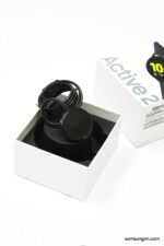 Và đây chính là cáp sạc của chiếc Galaxy Watch Active2 với thiết kế đơn giản