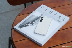 Và Galaxy S23 nhỏ nhắn của các bạn đây rồi !