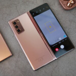 Cùng lúc sử dụng Màn hình chính và Màn hình ngoài với tính năng Dual Preview, cả người chụp và người được chụp đều có thể nhìn thấy cùng lúc những gì đang được chụp lại