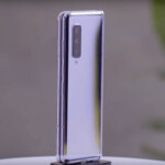 Đằng sau là cụm 3 camera có thông số, tính năng tương tự như trên Galaxy S10 series
