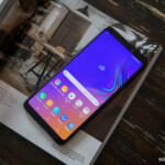 Mặt trước sản phẩm là màn hình 6.3 inch Super AMOLED Full HD+ với viền 2 bên rất mỏng