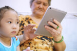 Thiết kế gọn nhẹ, nhiều tính năng hữu ích, "điện thoại bảng" Galaxy Tab A8 là 1 điểm cộng cho người lớn tuổi, trẻ em dễ dàng thao tác