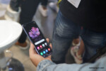 Nhưng khi mở ra thì đó là 1 thiết bị smartphone có màn hình Infinity-O có kích thước đến 6,7 inch