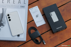 Inside the box: máy, que chọc sim, cáp C-to-C, và một tờ HDSD rất mỏng ... khá khen cho Samsung khi để link để đọc thay vì ít 1 quyển sách rất dày!