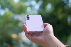 Cụm camera không quá lòi lên mặt lưng