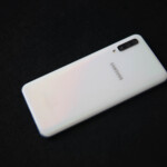 cách lấp lánh màu của nó rất giống như trên Galaxy S10