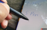 Và nó cũng cho cảm giác viết sướng hơn chiếc bút nhỏ nhắn trong thân máy