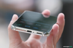 Phần lỗ mic với lỗ khe sim được đặt ngược nhau hạn chế chọt nhầm