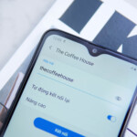 Máy cũng có camera Selfie 8MP nên các cô chú, anh chị cũng thoải mái mà "laichym" hay videocall cho bạn bè