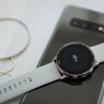 Nếu bạn đang dùng Galaxy S10 series thì có thể sạc không dây thông qua mặt lưng rất hay!