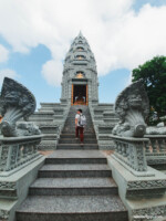 Ngôi bảo tháp với kiến trúc độc đáo. Nơi mà ai đến Wat Som Rong đều 1 lần chụp ảnh lưu niệm