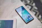 Về hiệu năng, sản phẩm S20 FE LTE được trang bị vi xử lý Exynos 990 cải tiến, 8GB RAM cùng 128GB bộ nhớ trong, và có khe thẻ nhớ mở rộng lên đến 1TB