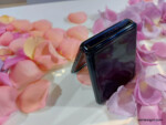 Galaxy Z Flip sở hữu thiết kế bản lề ẩn tinh tế, với phần chổi quét bụi/cát bên trong