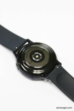 Watch Active2 có nhiều cảm biến đo hơn và mặt lưng được hoàn thiện rất đẹp