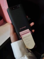 Chiếc ốp lưng đặc biệt cho Galaxy A80, kèm theo đó là chữ ký của các thành viên nhóm nhạc