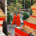 Những vị sư đi lại trong khuôn viên chùa