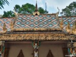 Cận cảnh phần mái ngói với kiểu sếp hoạ tiết rất bắt mắt dù bạn có thể thấy rằng nó cũng xuống cấp!