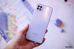 Mình thích cách hoàn thiện của bản 5G hơn, nhất là với màu tím nhìn rất đẹp và sang luôn!