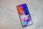 Đầu tiên là màn hình, sản phẩm sở hữu tông thiết kế Infinity-O cùng tấm nền Super AMOLED