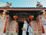 Lồng đèn đỏ, những câu đối luôn la nét đặc trưng của những ngôi chùa người Hoa