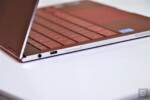Cạnh trái với vân tay, USB Type-C và jack 3.5mm