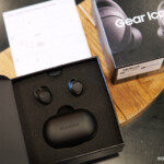 Mở hộp ra là thấy ngay Gear IconX và hộp sạc