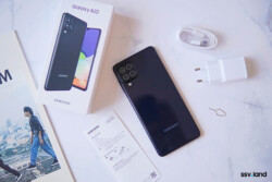 Trong hộp có gì: Máy, sách HDSD, củ sạc, cáp, que chọc sim