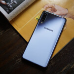 Tùy theo góc độ ánh sáng thì mặt lưng A7 cũng có sự thay đổi khá ấn tượng