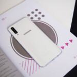 Mặt lưng máy là màu trắng sữa và rất bóng bẩy