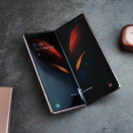 Khi mở ra, Fold2 với màn hình chính siêu lớn 7,6 inch được thiết kế viền cực mỏng tinh tế, cộng với tốc độ làm mới màn hình 120 Hz khiến bạn đắm chìm khi lướt điện thoại và chơi game