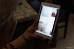Thời lượng pin lớn, có camera trước cũng khá tốt, ông bà có thể dễ dàng "chuyện trò" cùng cháu một cách liên tục, và thoải mái